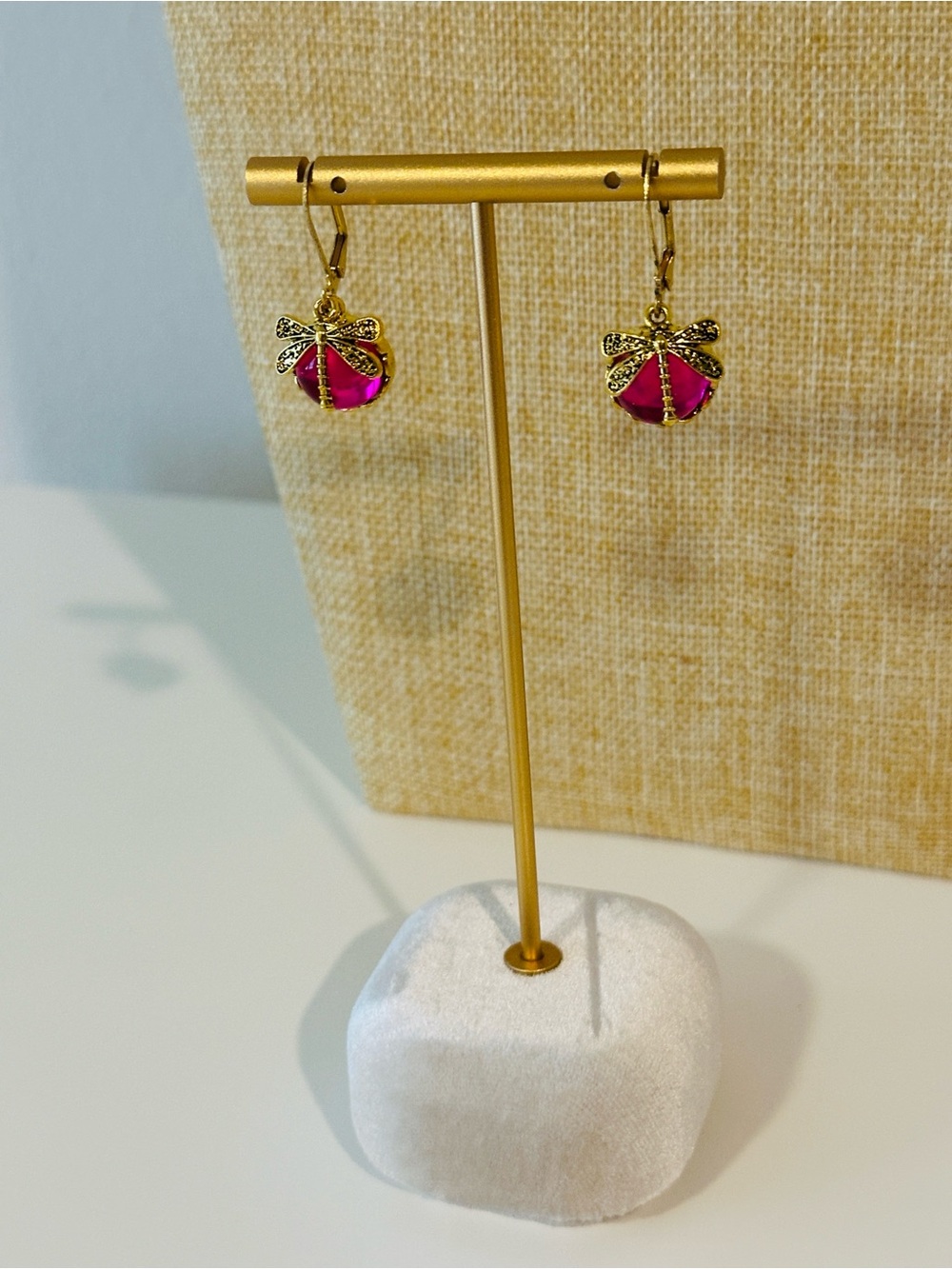 Fashion Jewelry Gold Bow Earrings with Fuchsia Shell Charm